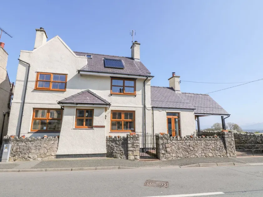 MORANNEDD, pet friendly, with open fire in Newborough - Image 1