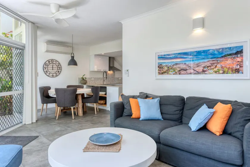 Beautifully renovated 2 bedroom townhouse with office space! - Image 1