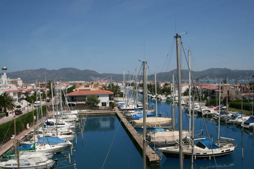 Apartment in Empuriabrava. 50 meters beach and trades. - Image 1