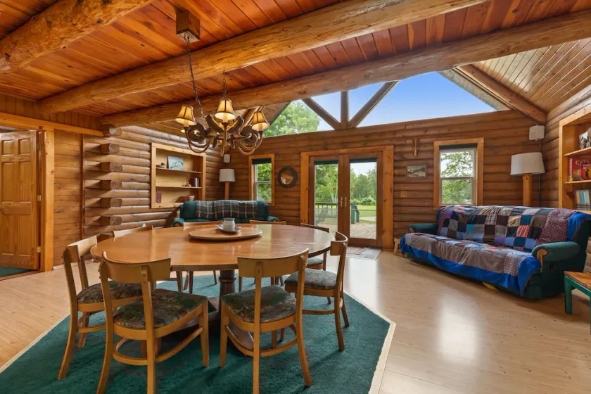 MUST SEE! 4.5 acre, 5 cabins, sleeps up to 20! - Image 1