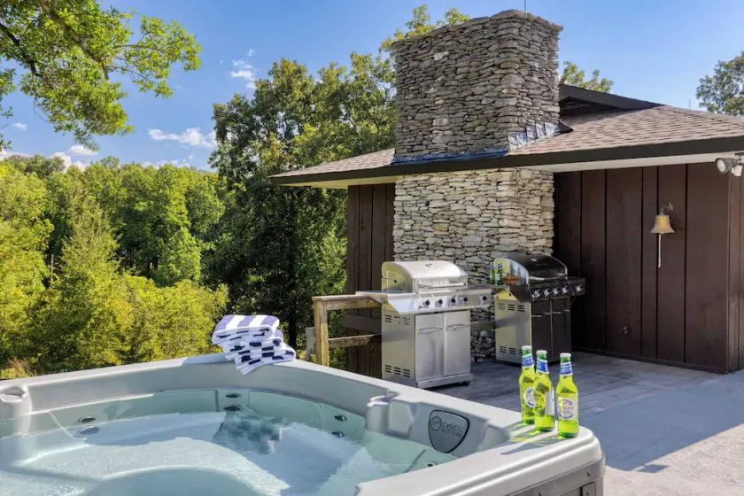 Amber Refresh by Avantstay Pool and Hot Tub - Image 1
