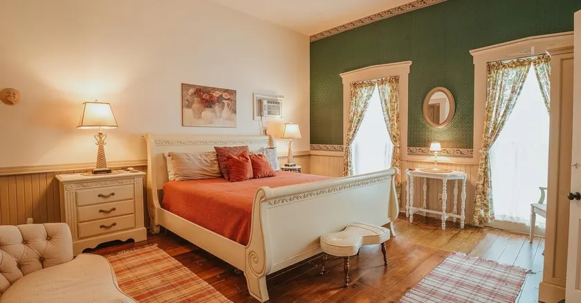 Nashville charm, Suite#1 is located steps from shops, restaurants. Pet friendly! - Image 1