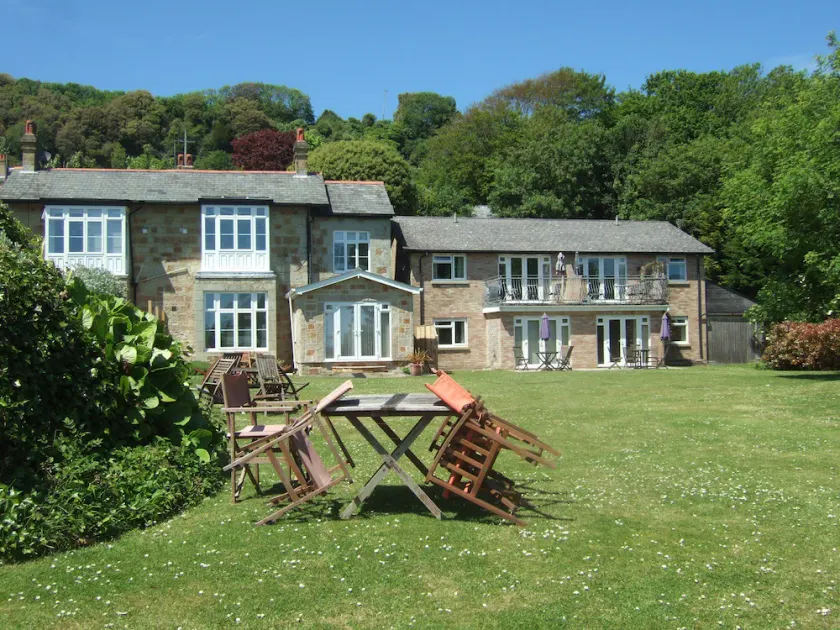 Apartment Set In Peaceful Secluded Gardens With Magnificent Sea Views - Image 1