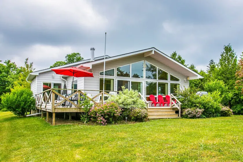 Cottage moderne et lumineux à aire ouverte - 5 minutes de Bayfield - Image 1