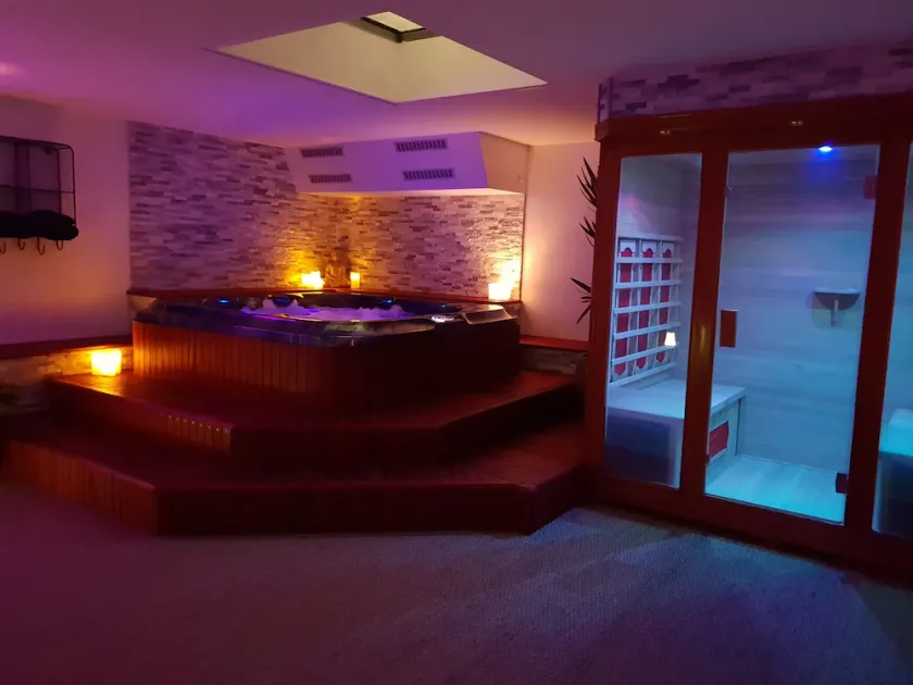 Suite Avec Jacuzzi et Sauna Privatifs à Clisson - Image 1