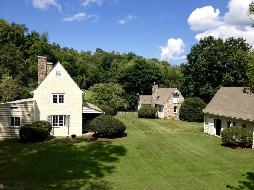 Private Carriage House Compound - Walking Distance to Downtown Hot Springs - Image 1