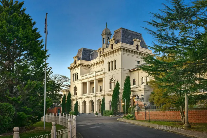 Gorgeous 2 Bedroom apartment in Historic Willsmere - with pool and pet friendly - Image 1