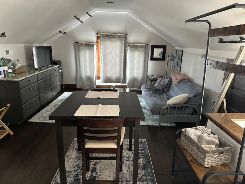 3rd floor loft apt w historic charm + modern finishes, 1500 block of Lee St East - Image 1