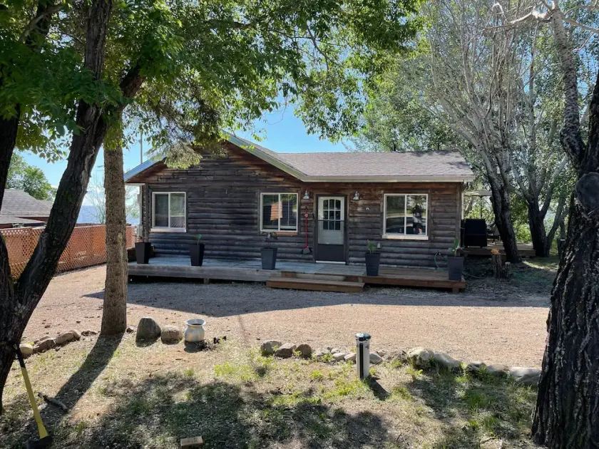 Cozy Lakeside Cabin with easy access to beach and awesome sunsets! - Image 1
