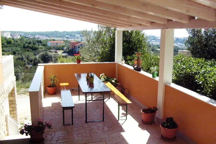 Apartamento para dos personas con balcón y vista al mar Seget Vranjica, Trogir (A-8507-d) - Image 1