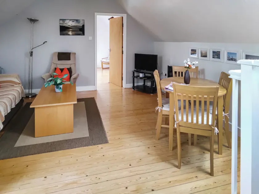 1 bedroom accommodation in Upton - Image 1
