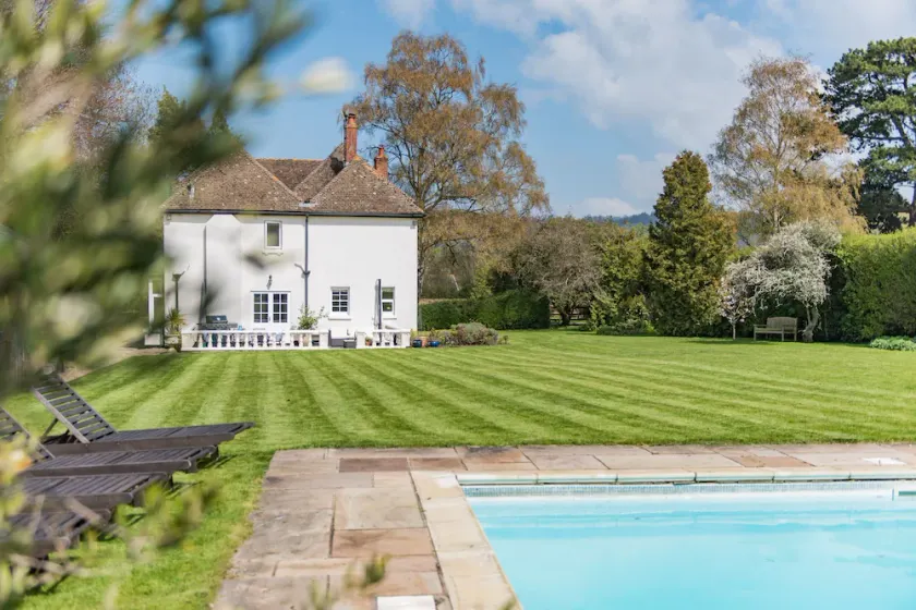 Burleigh House by Bloom Stays - sleeps 12 guests  in 6 bedrooms - Image 1