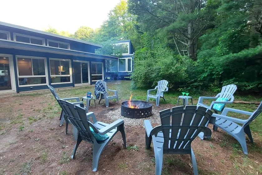 Private South Haven Retreat: Wooded Surround, Walk to Beach - Image 1
