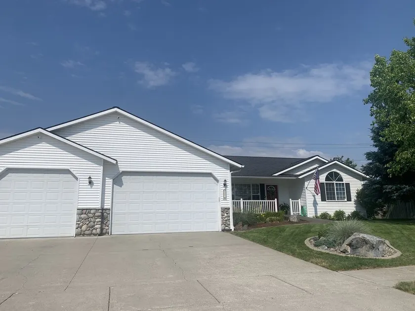 Minutes to CDA! Weekend Get Away! Charming  updated Rancher. - Image 1