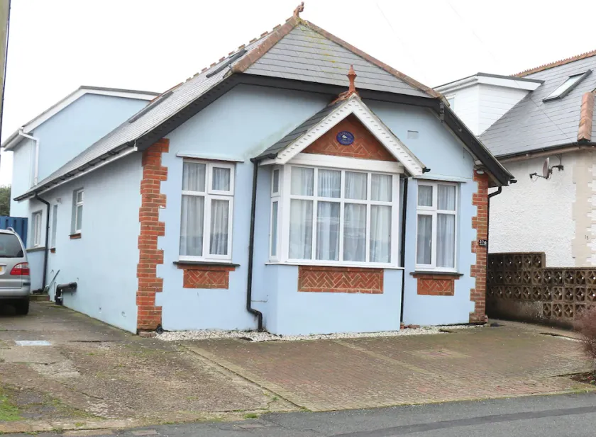 Seaside holiday cottage, sleeps 10, pet friendly - Image 1