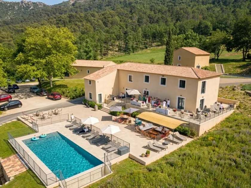 Private hamlet with swimming pool in the heart of a winegrowing estate in Provence - Image 1