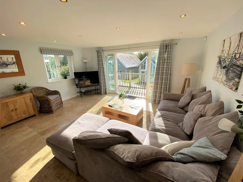 Luxury 4 bed detached villa, minimum 3 bathrooms, large open plan lounge/kitchen/dining area. - Image 1