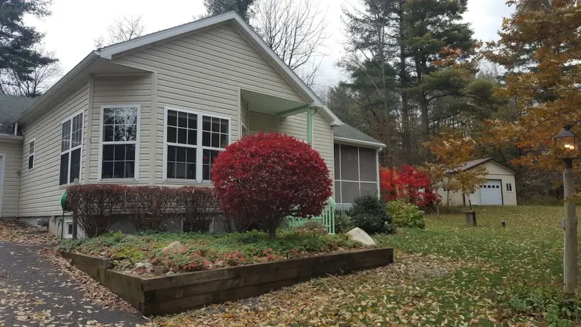 Scenic and Spacious 3 Bedroom Retreat- Pet Friendly! - Image 1