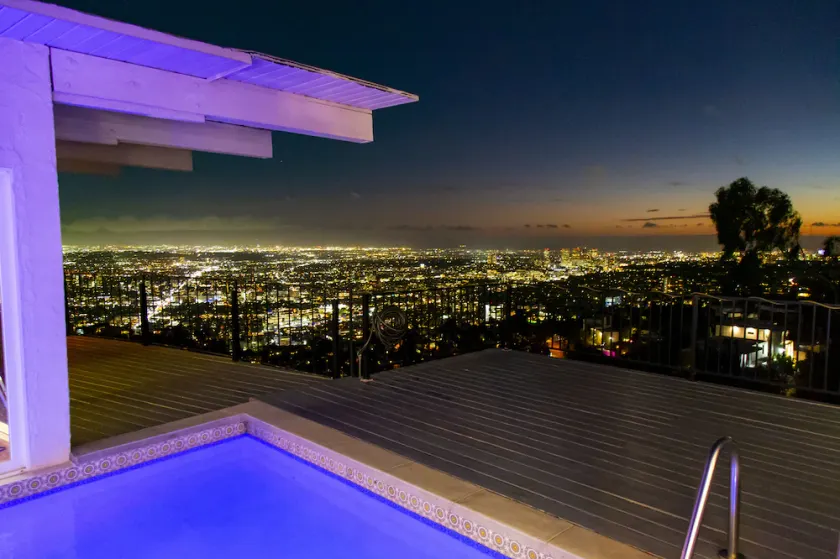 Hollywood Hills jetliner views among the stars - Image 1