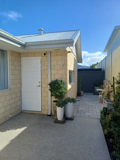 Cosy granny flat only 2 minute walk to beach with off street parking - Image 1