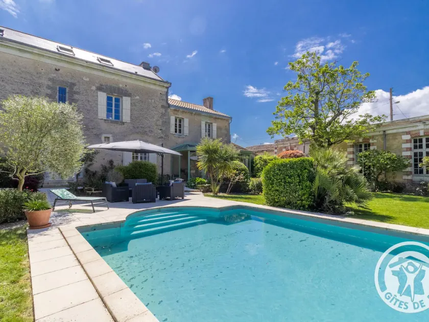 Séjour de charme avec piscine à Saint-Georges-sur-Layon, proche de Saumur et des châteaux de la Loire - Image 1