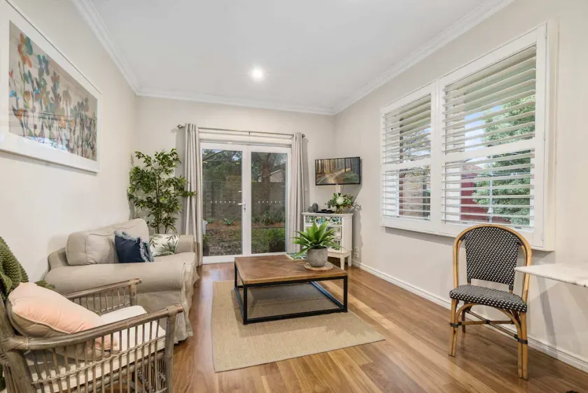 Stylish Sale Street Studio - Walk to Town - Image 1