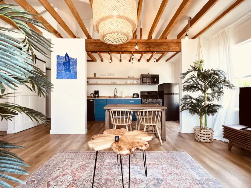 Designed by an LA based architect with a front yard in the heart of LA. - Image 1