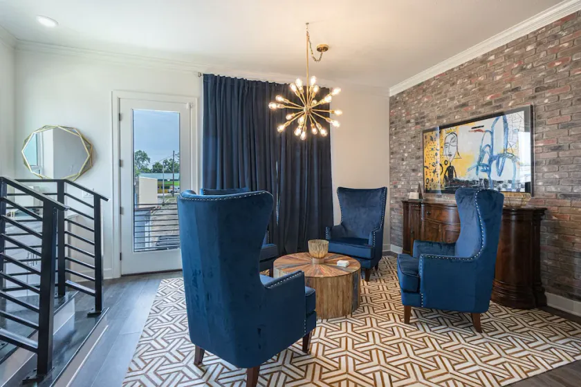 Luxe Downtown Townhouse – Walkable, Stylish & Spacious - Image 1