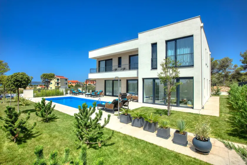 Luxury Villa Touch of Art with Pool - Image 1