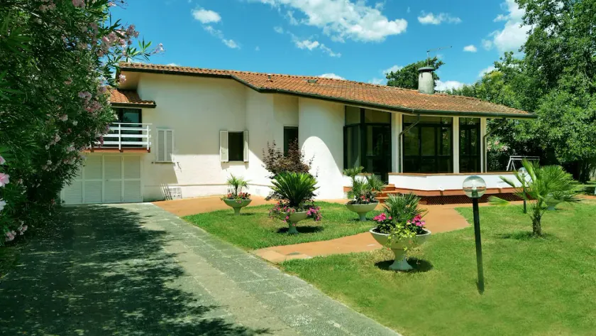 Villa entourée de verdure, à 10 minutes de Forte dei Marmi et Viareggio. 3 km - Image 1