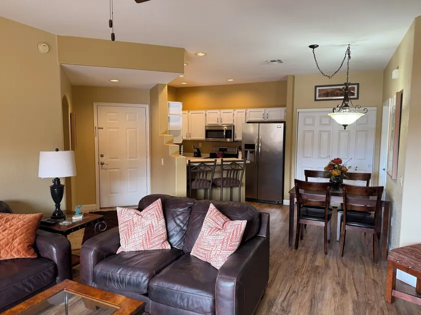 Remodeled Gated Unit with Large Decks, 3 pools, Hot Tubs, Tennis, Pickleball - Image 1