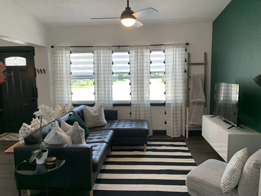 Ultra-cute, newly renovated modern 2/1 home - Image 1