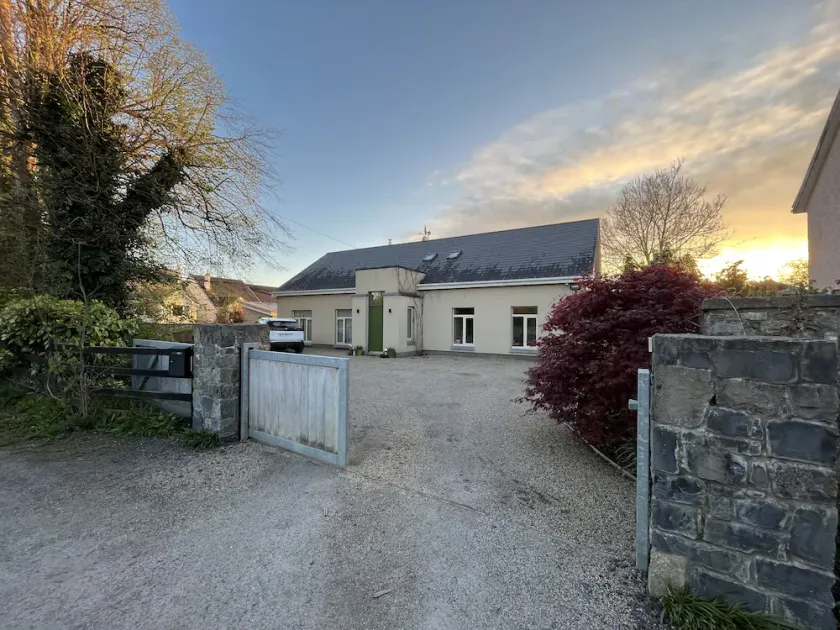 Luxury 4 Bedroom Family Home in Quaint Shannon Side Village - Image 1