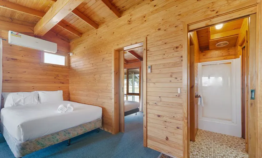 Aaroona Resort  private cabins close to the shores of Lake Mulwala - Image 1