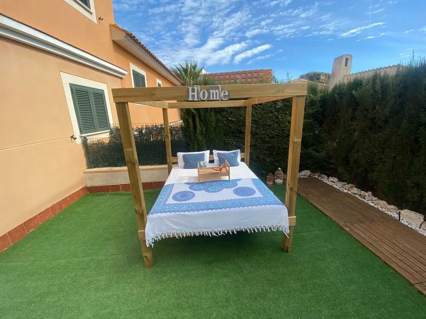 Casa a schiera con piscina comune e jacuzzi, situata a pochi metri dalla spiaggia. - Image 1