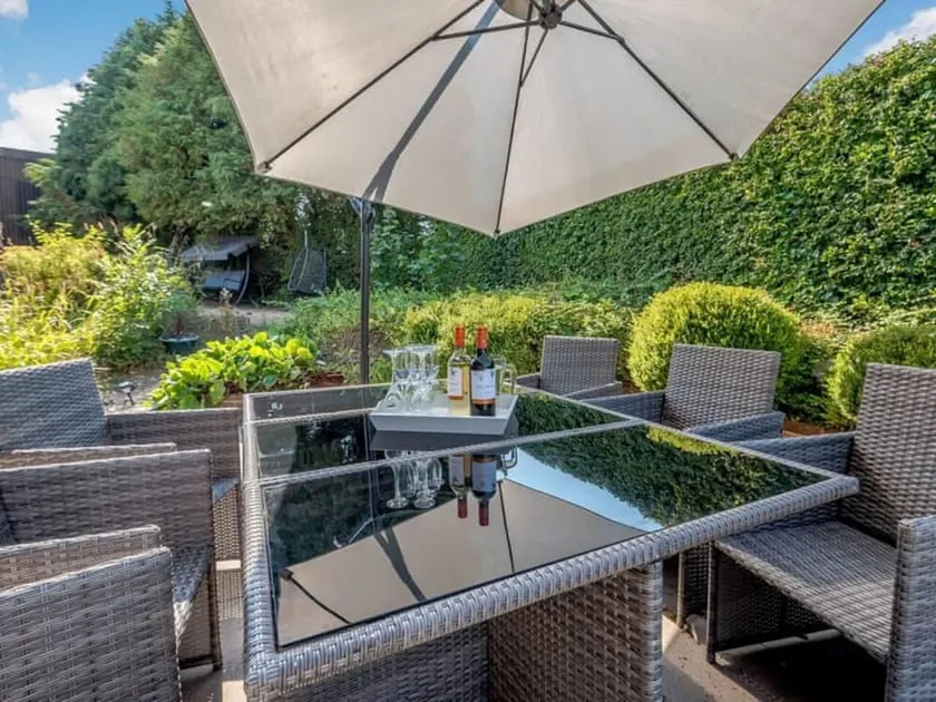 Luxury 5-bed House With Tennis Court & Games Room - Image 1