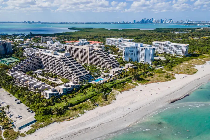 Beautiful apartment in condo with pools, tennis and beach access - Image 1