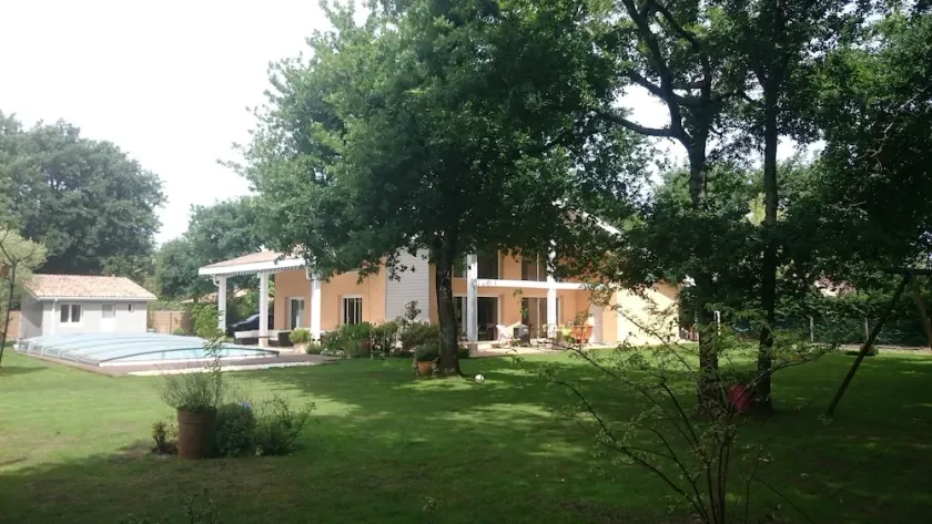 Magnífico chalet en una piscina tranquila en un gran jardín - Image 1