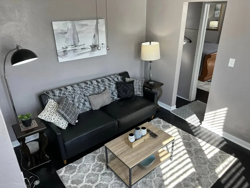 Classy Apt Mins from Airport and Peoria Hospitals Bartonville, IL - Image 1