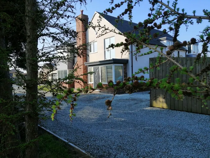 House with 5 Double bedrooms including large family room,4 Bathrooms, Gym &patio - Image 1