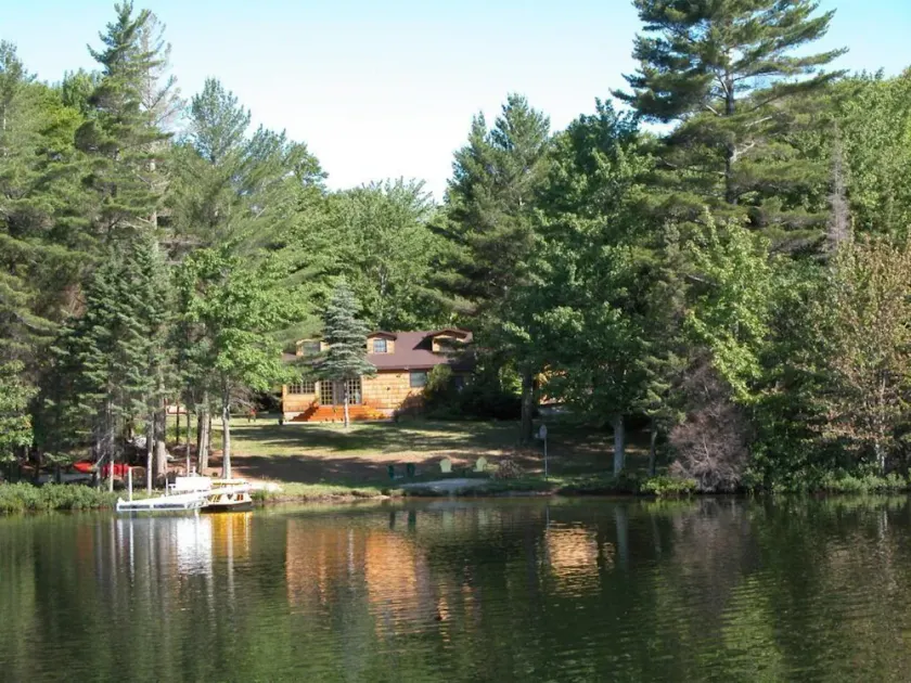 Quiet year round lake home, swimming/fishing, near Pictured Rocks, trail access - Image 1
