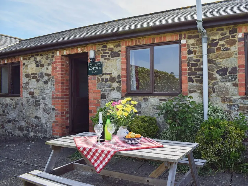 3 bedroom accommodation in Brighstone - Image 1