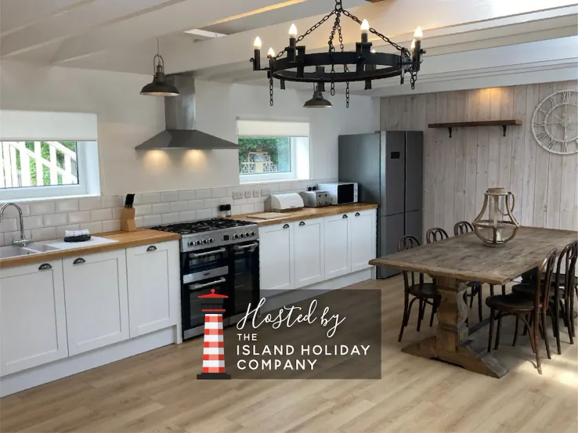 The Gate-Stunning Garden Apartment in Freshwater Bay - Image 1