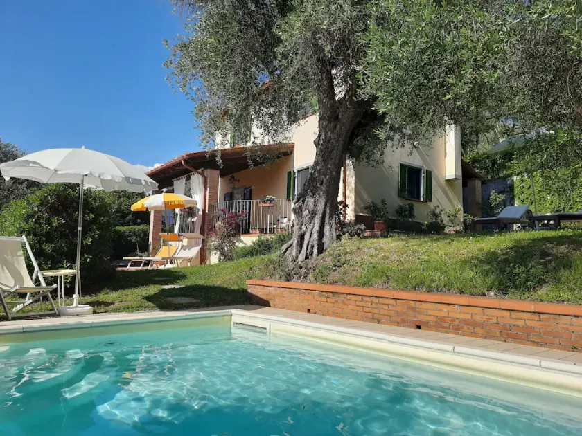 Typisch toskanisches Landhaus auf den Hügeln zwischen Viareggio und Camaiore. - Image 1