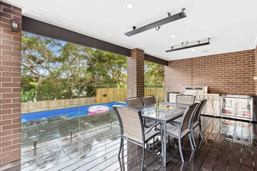 Nestled between Tyrone foreshore and No16 beach with pool (sleeps 10) - Image 1