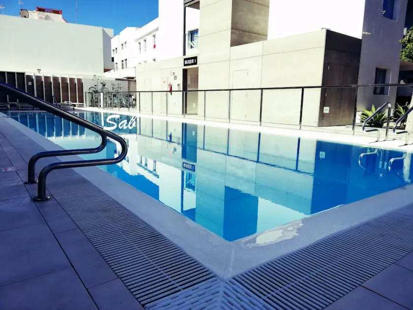 BEL APPARTEMENT AVEC PISCINE A SUNSET BRISTOL - Image 1
