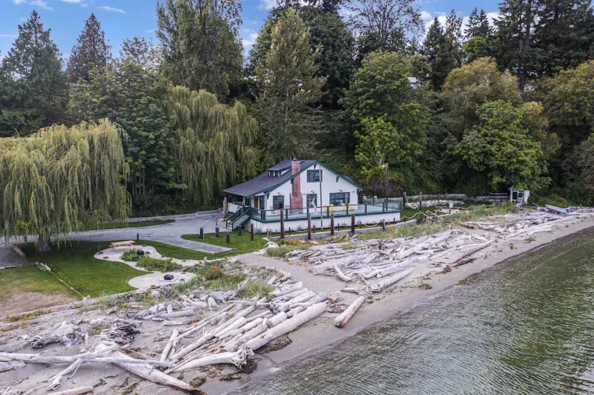 Ferry Cove - Private low bank beachfront property. - Image 1