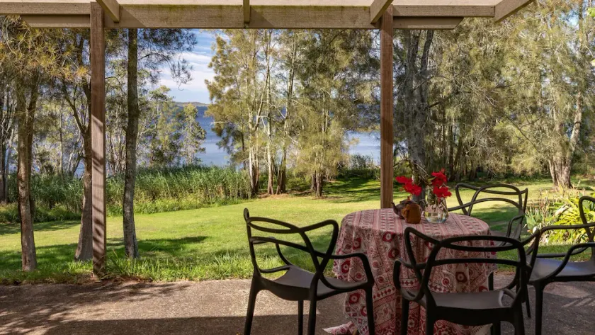 Chill Out - couples retreat on the lake - short drive to Seal Rocks - Image 1