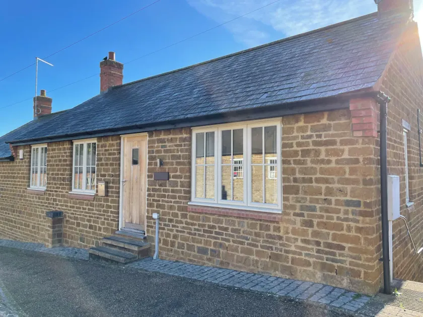Cottage In Great Central Village Location. Country Walks Available. - Image 1