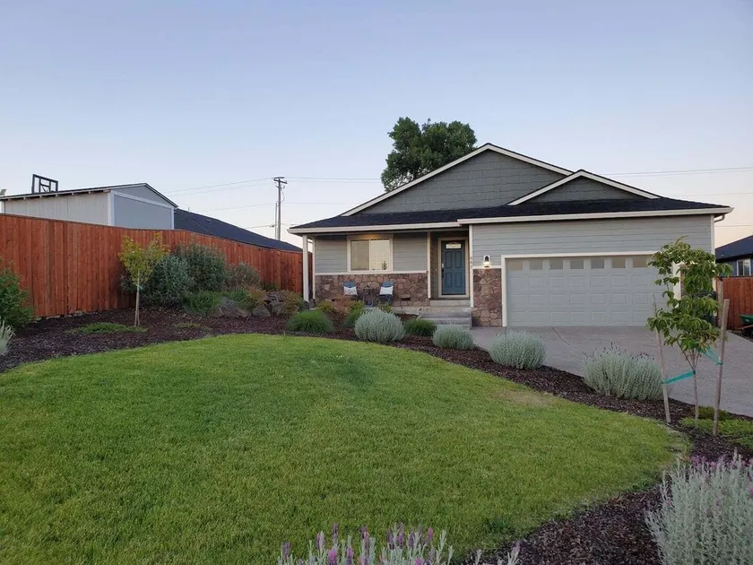 This house is a 4 bedroom(s), 2 bathrooms, located in Eagle Point, OR. - Image 1